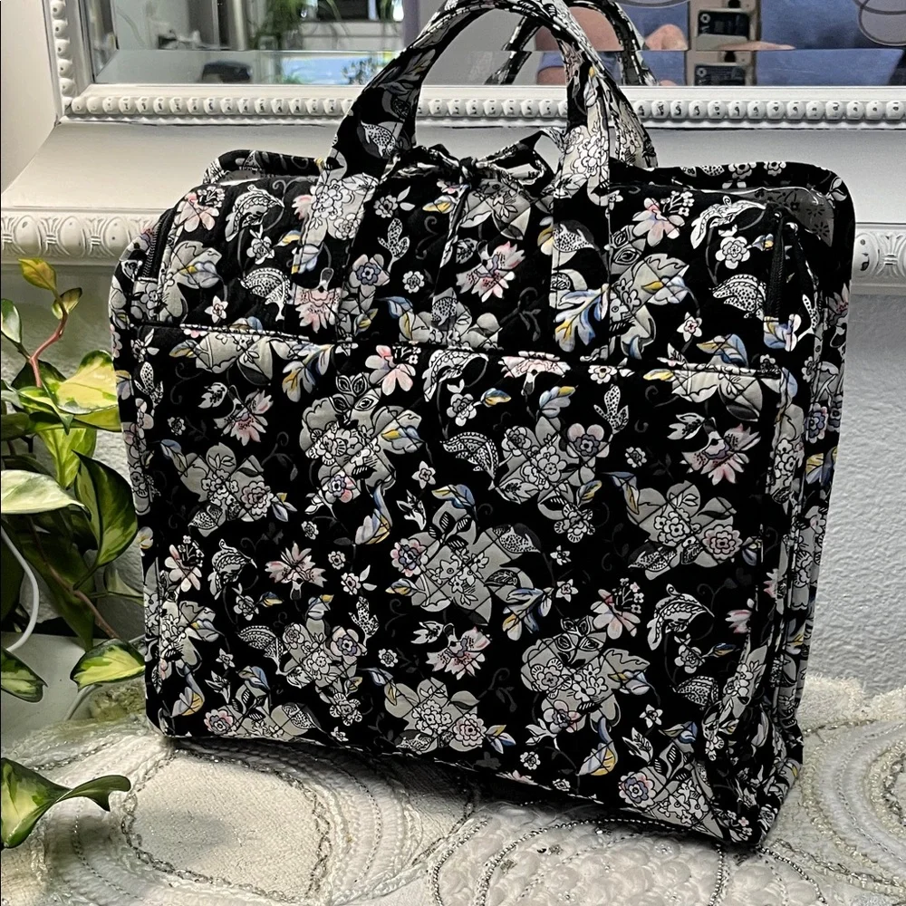 NWOT  Vera Bradley Iconic Grand Hanging Organizer